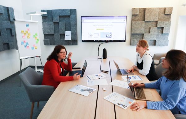 How do UK business services foster innovation in a digital era?