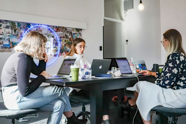 The impact of technological advancements on the future of uk business strategies
